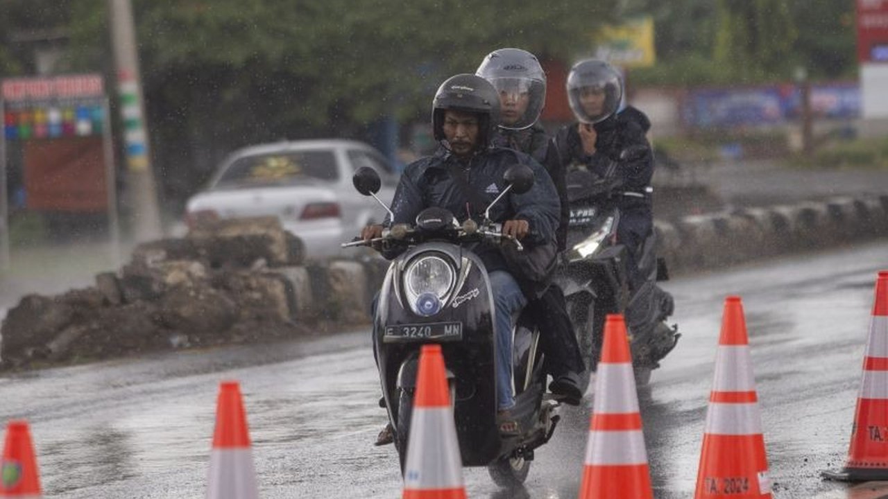 Badan Meteorologi, Klimatologi, dan Geofisika (BMKG) memprakirakan potensi hujan dengan intensitas bervariasi di sejumlah kota besar Indonesia selama libur Lebaran, masyarakat diimbau untuk selalu waspada.