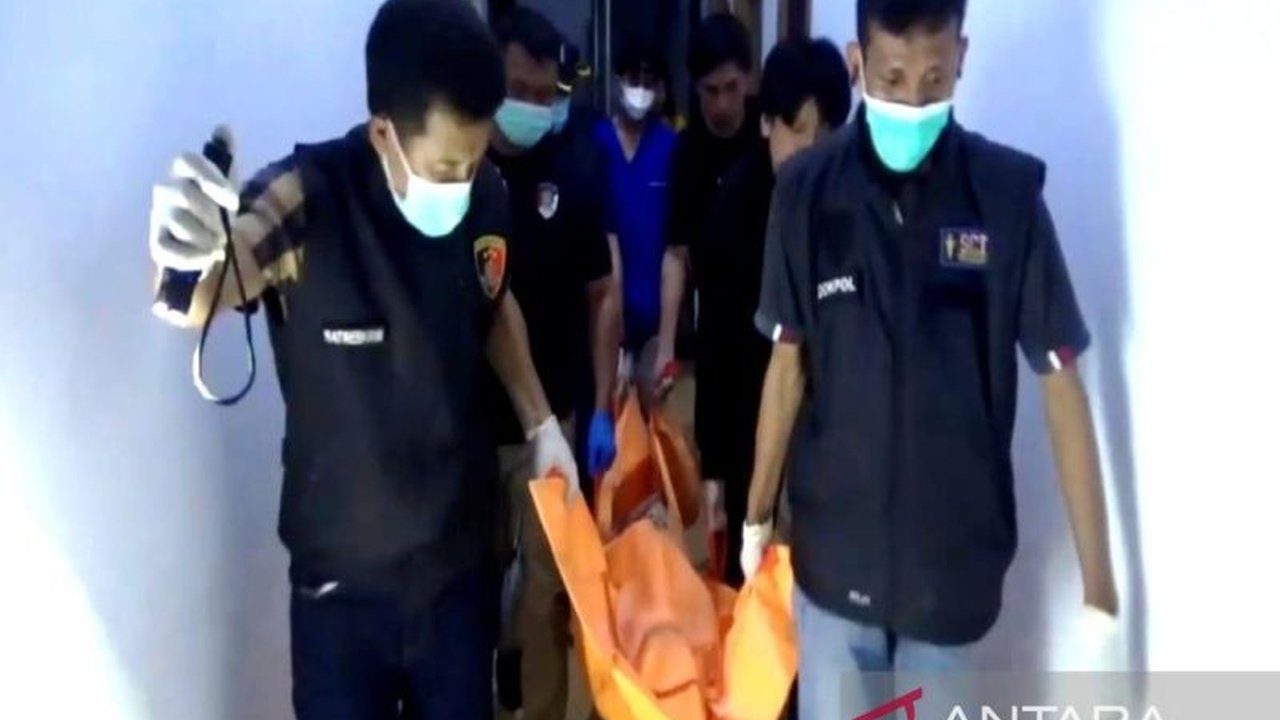 Penemuan jenazah ML, wanita berusia 28 tahun yang ditemukan tergantung di kamar mandi kosnya di Makassar, menimbulkan kejanggalan dan tengah diselidiki polisi.