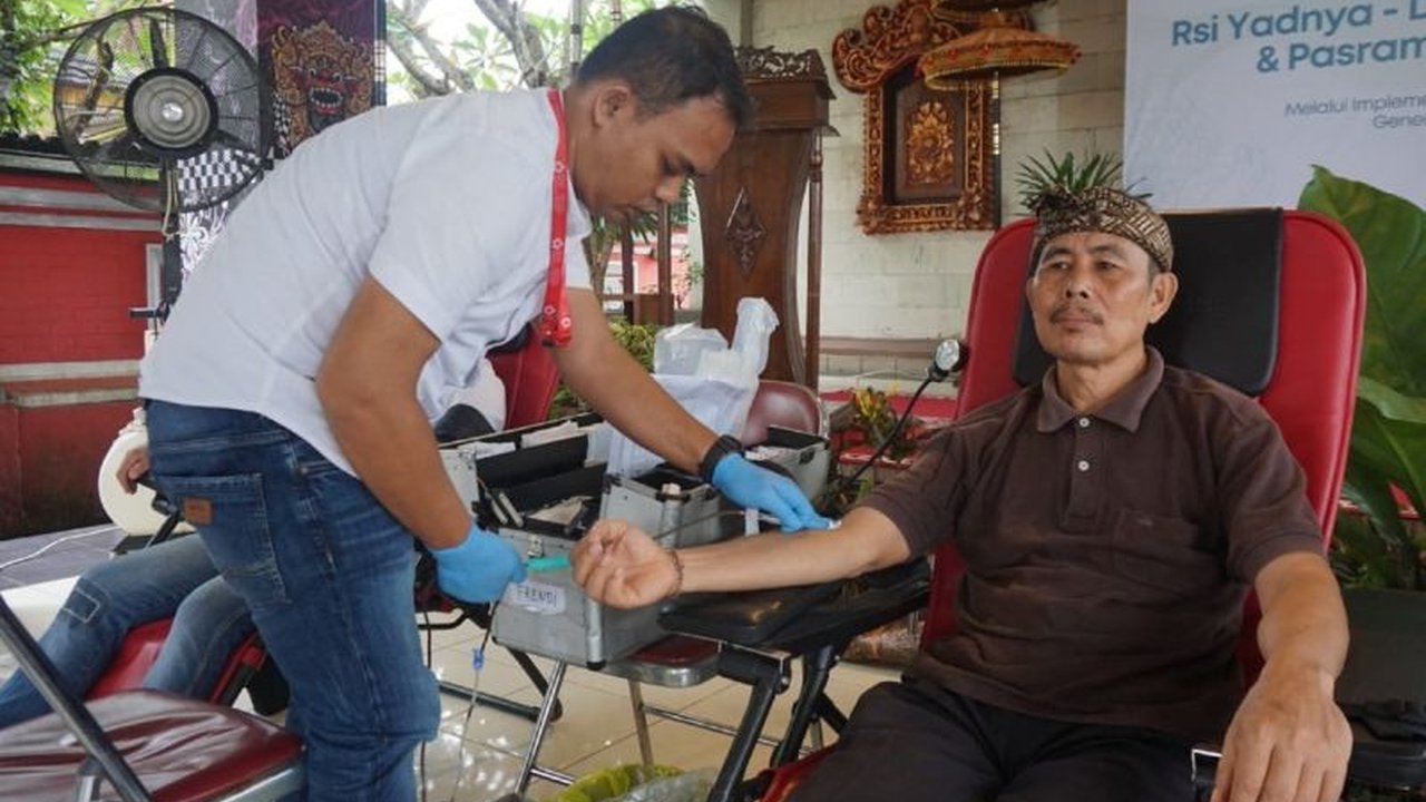 BUMN Regional Palembang menggelar berbagai kegiatan bakti sosial, termasuk donor darah dan penanaman pohon, dalam rangka Dharma Santi Nasional BUMN 2025 di Pura Agung Sriwijaya Palembang, memperkuat kebersamaan dan semangat kebangsaan.