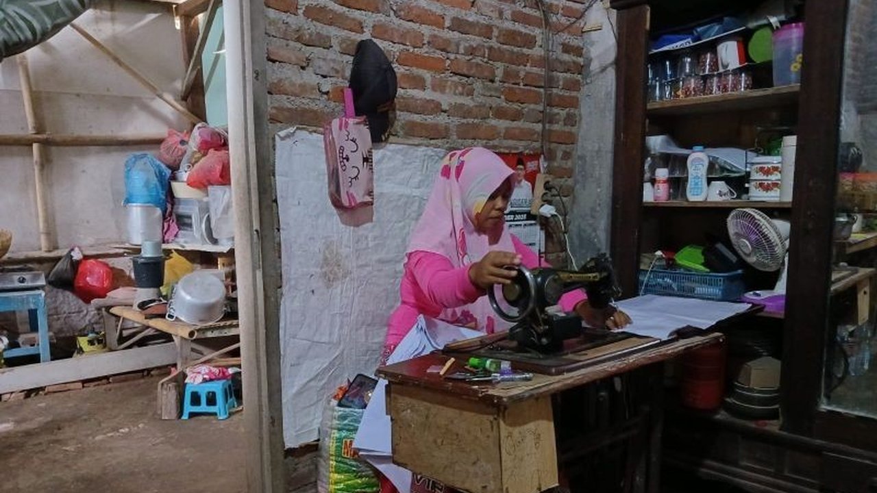 Program Keluarga Harapan (PKH) memberikan harapan baru bagi keluarga miskin di Jember untuk menyekolahkan anak-anaknya hingga perguruan tinggi, memutus rantai kemiskinan, dan berkontribusi pada Indonesia Emas 2045.