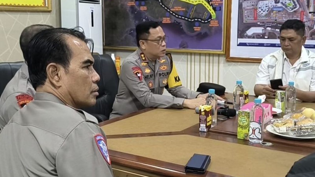 Kapolda Lampung menjelaskan strategi pengaturan arus balik Lebaran 2025 di Pelabuhan Bakauheni, termasuk sistem delay yang diterapkan berdasarkan volume kendaraan dan skrining tiket untuk memperlancar perjalanan pemudik.