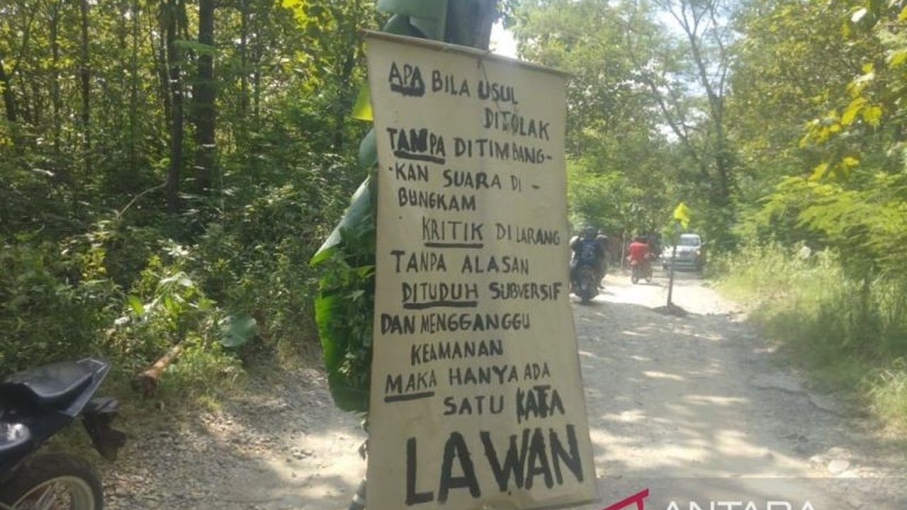 Warga Kecamatan Jiken, Blora, protes jalan rusak parah yang menghambat aktivitas ekonomi dengan menanam pohon pisang di jalan tersebut, mendesak Pemkab Blora segera perbaiki infrastruktur jalan.