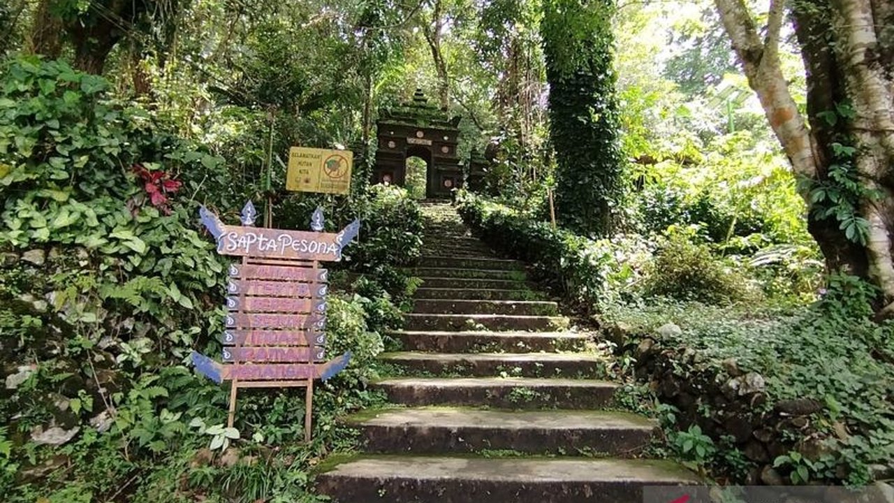 Dinas Kebudayaan dan Pariwisata Kudus terjunkan dua tim pemantau untuk memastikan keamanan dan kenyamanan wisatawan di objek wisata selama libur Lebaran 2025, sekaligus mendukung peningkatan ekonomi masyarakat.