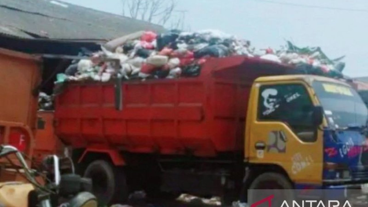 Volume sampah di Karawang meningkat 10 persen selama libur Lebaran, mencapai 1.100 ton per hari, namun petugas kebersihan tetap bekerja maksimal.