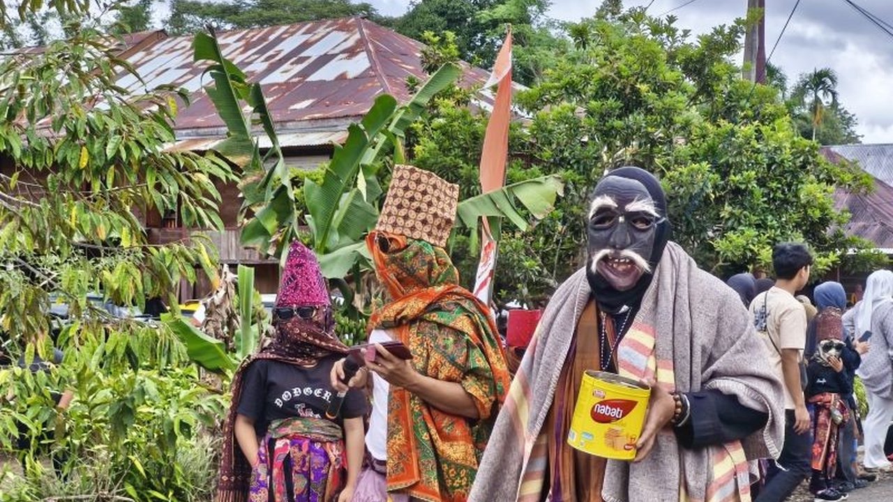 Pesta Sekura Cakak Buah di Lampung Barat, tradisi unik Idul Fitri yang mempererat silaturahmi dan melestarikan budaya leluhur, melibatkan topeng-topeng unik dan perlombaan memanjat pohon pinang.