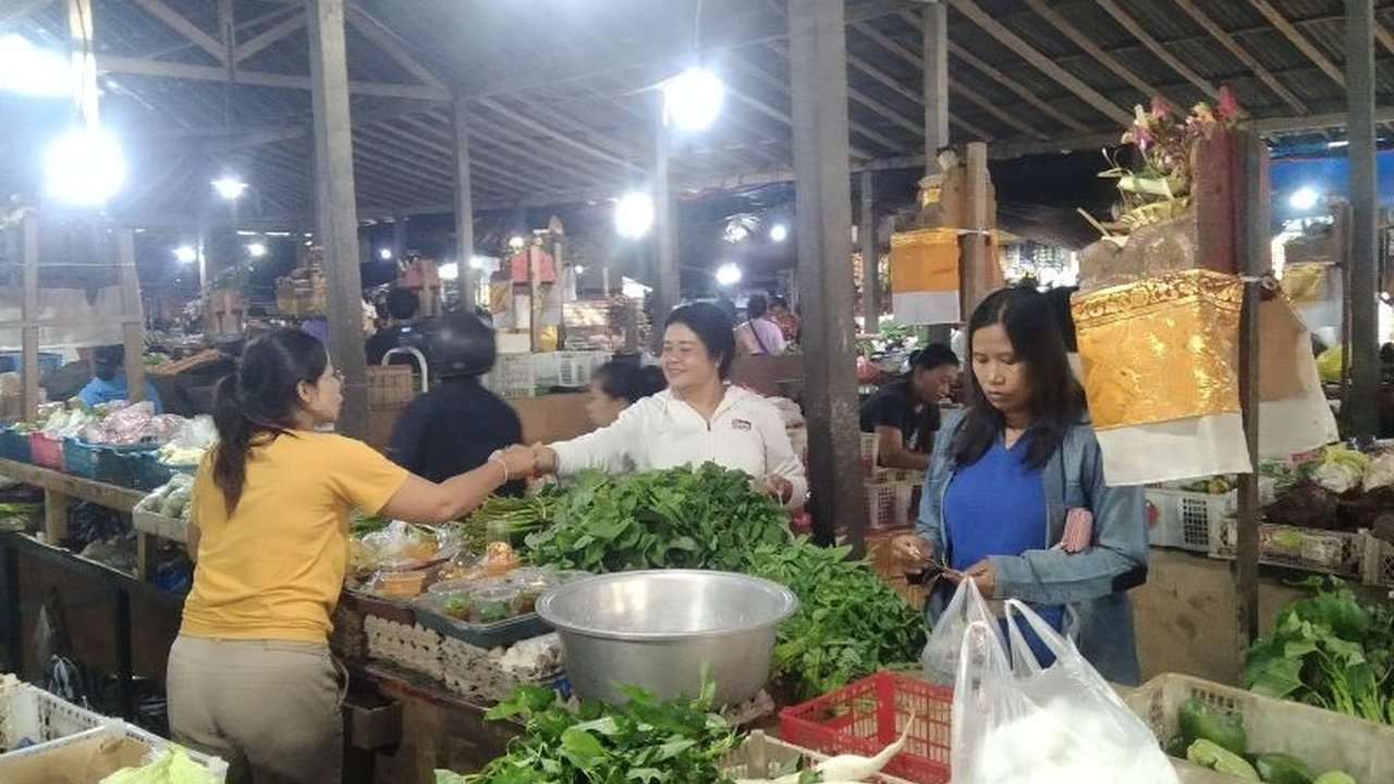 Pasokan cukup dan permintaan melandai membuat harga sejumlah kebutuhan pokok di Bali, seperti daging ayam dan cabai rawit, turun selama libur Lebaran 2025.