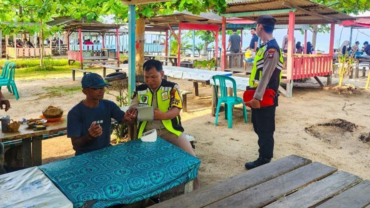 Kepolisian Resor Natuna memberikan layanan kesehatan gratis dan patroli keamanan di Pantai Piwang dan Pantai Tanjung selama libur Lebaran Idul Fitri 1446 H, demi kenyamanan dan keamanan pengunjung.
