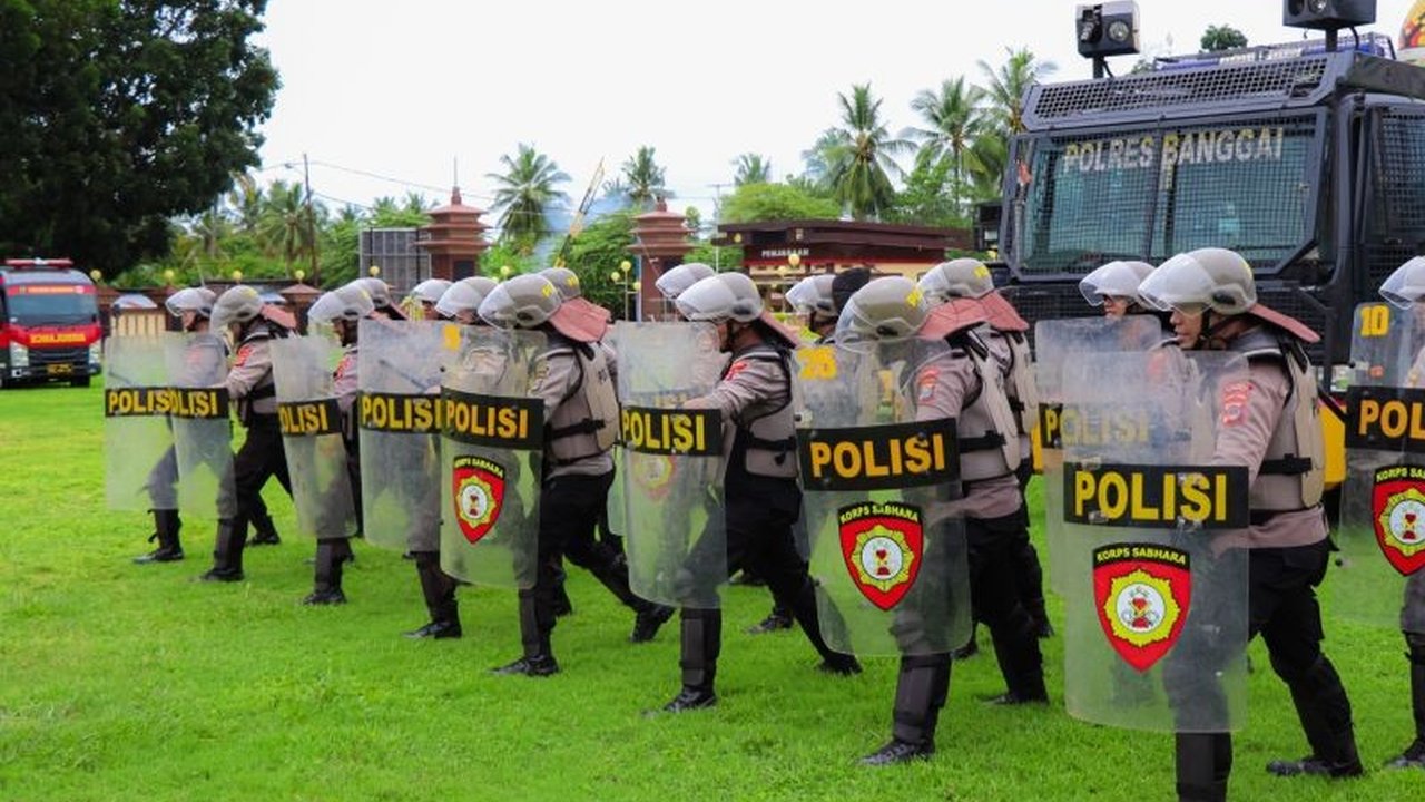 Polres Banggai meningkatkan kesiapsiagaan personel keamanan melalui latihan pengendalian massa dan simulasi digital jelang Pemungutan Suara Ulang (PSU) Pilkada Kabupaten Banggai pada 5 April 2025.