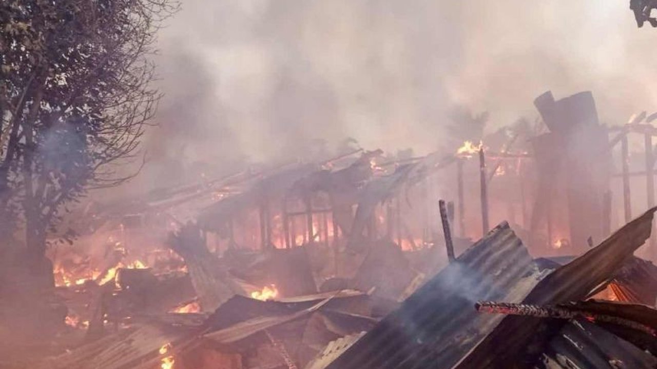 Sebanyak 18 rumah dinas TNI di Asrama Gajah II Kota Langsa, Aceh, ludes terbakar pada Kamis pagi, mengakibatkan 14 anggota TNI kehilangan tempat tinggal, namun tanpa korban jiwa.