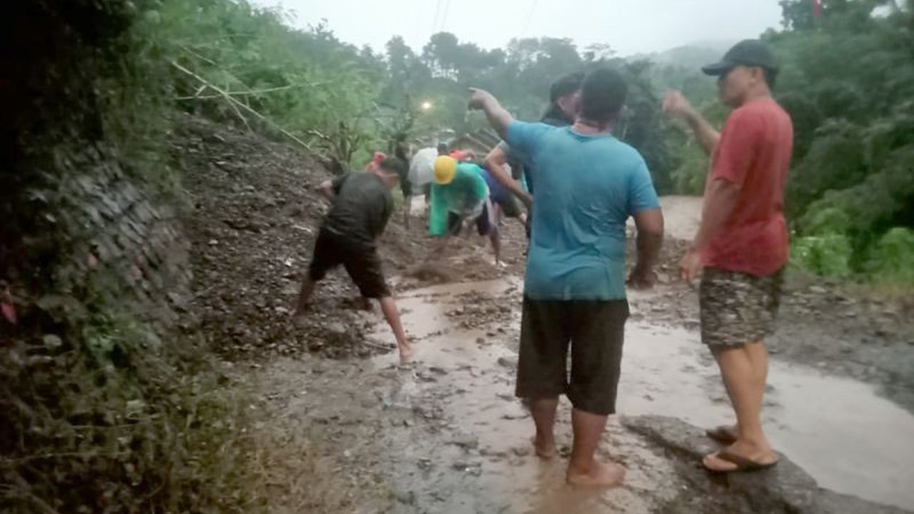 BPBD Kabupaten Cilacap menangani darurat bencana tanah longsor dan banjir di Desa Mandala akibat hujan deras yang mengakibatkan jalan tertimbun dan rumah warga terendam.