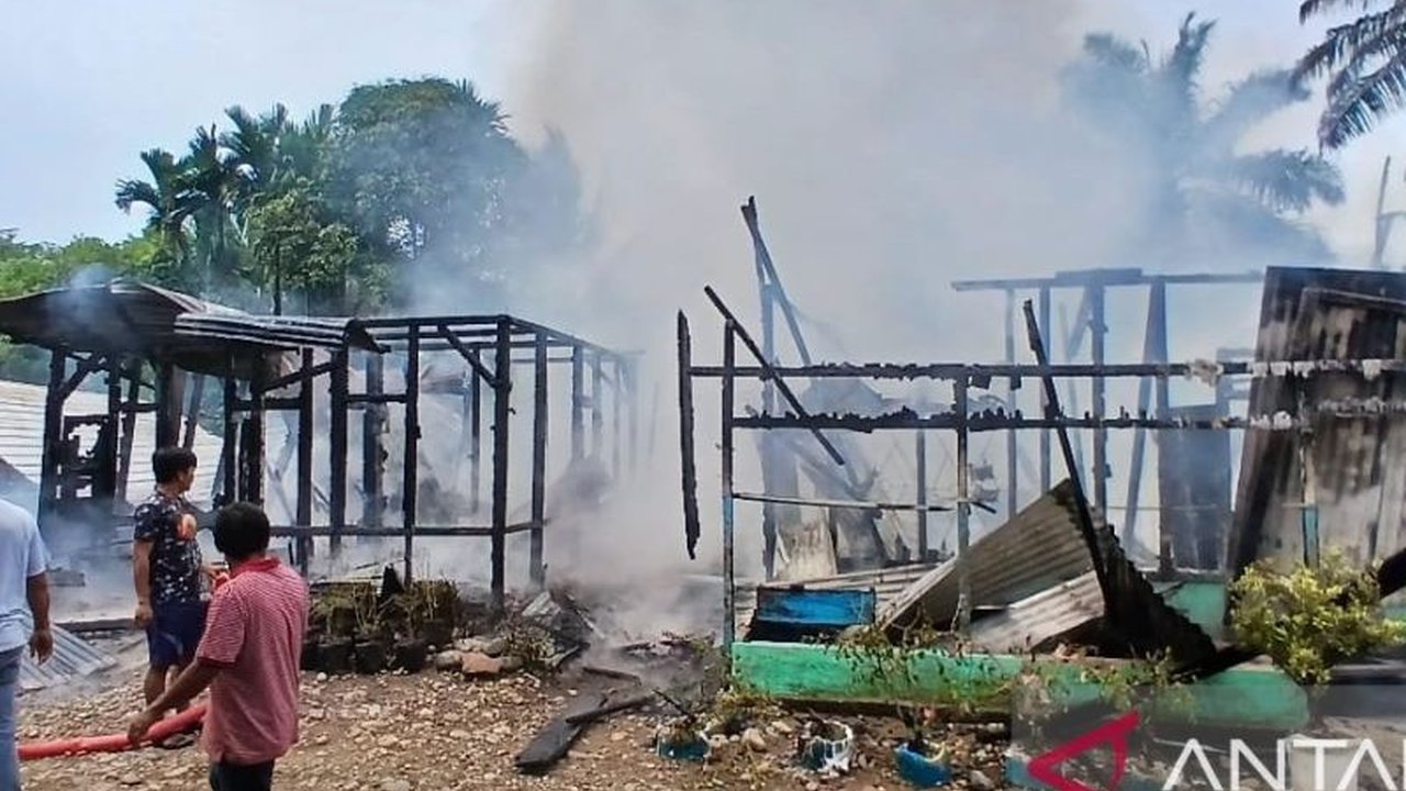 Kebakaran di Desa Penarik, Mukomuko, Bengkulu menghanguskan dua rumah warga; penyebab kebakaran diduga dari rumah yang sedang kosong.