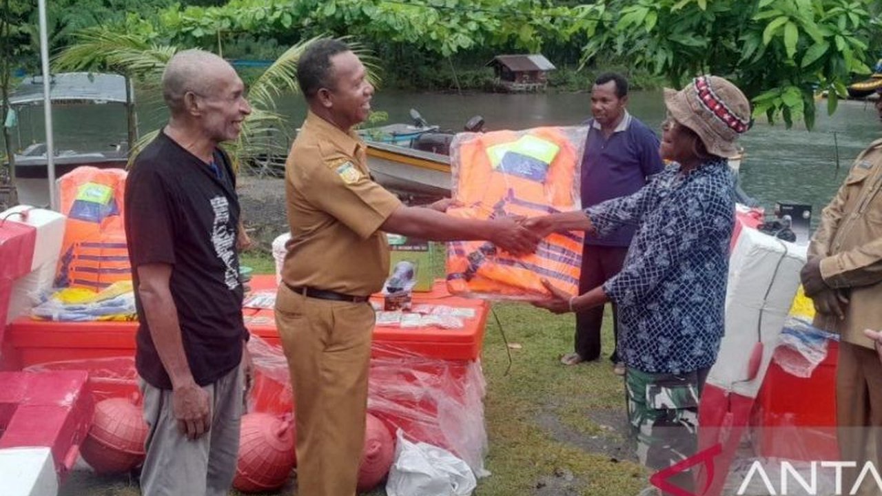 Kabupaten Jayapura, Papua, mengembangkan produksi perikanan di dua zona, pesisir dan Danau Sentani, untuk meningkatkan kesejahteraan masyarakat dan ketahanan pangan.