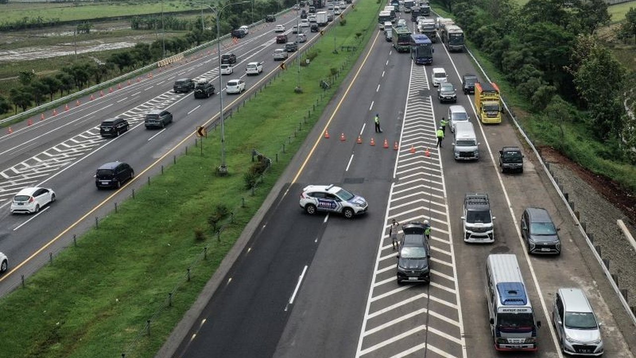 Korlantas Polri menerapkan skema rekayasa lalu lintas, termasuk one way lokal dan nasional, untuk mengantisipasi puncak arus balik Lebaran 2025 pada 5-6 April 2025.