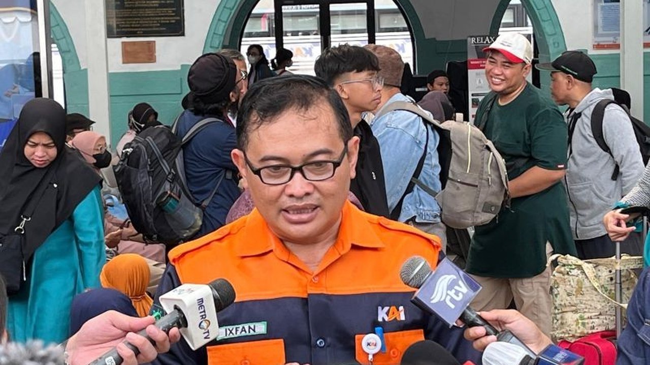 KAI Daop 1 Jakarta memprediksi puncak arus balik penumpang kereta api akan terjadi pada 4-6 April 2025, dengan jumlah kedatangan penumpang yang signifikan.