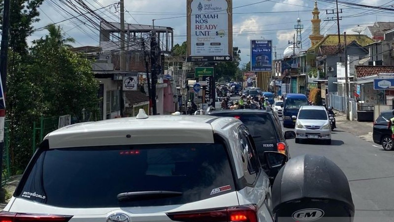 Volume kendaraan di Exit Tol Singosari, Malang, mengalami peningkatan signifikan pada H+2 Lebaran 2025, terutama pada pukul 08.00-12.00 WIB,  mencapai lebih dari 1.600 unit per jam,  membuat kepolisian setempat meningkatkan pengawasan lalu lintas.