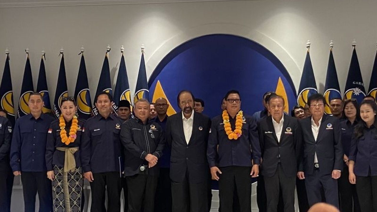 Surya Paloh bersyukur kantor DPW Partai NasDem Bali tetap berdiri setelah I Nengah Senantara berhasil meraih kursi DPR RI pada Pemilu 2024, yang sebelumnya terancam diubah menjadi kedai kopi.