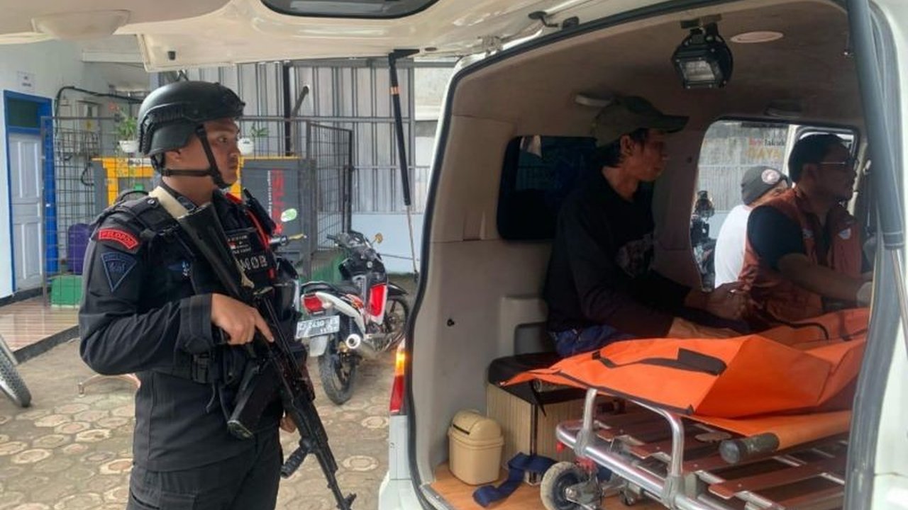 Tim SAR gabungan berhasil mengevakuasi jenazah Muhamad Ridwan Hafid (11), wisatawan asal Bandung yang tenggelam di Pantai Sayang Heulang, Garut, Jawa Barat.