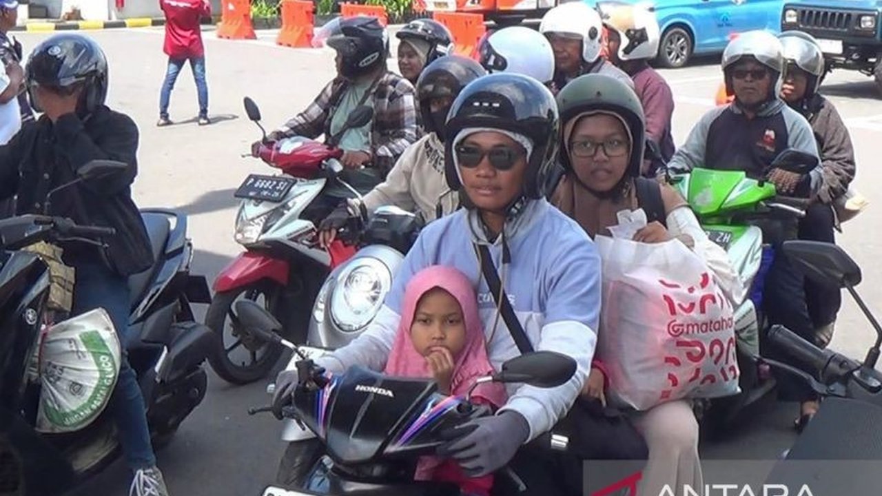 Lonjakan signifikan arus balik penumpang tercatat di penyeberangan Ketapang-Gilimanuk pada H+1 Lebaran 2025, mencapai 43.765 orang dengan 32 kapal feri beroperasi.