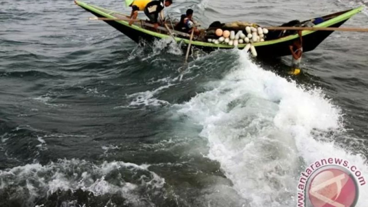 BMKG Yogyakarta memperingatkan potensi gelombang tinggi hingga 4 meter di perairan selatan DIY pada 17-20 Maret 2025, mengancam nelayan dan wisatawan.