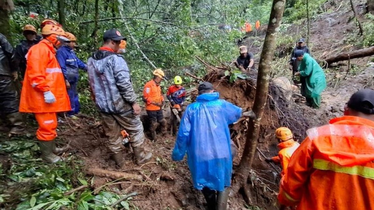 BPBD Kota Batu kerahkan 15 personel gabungan untuk bantu tangani longsor di jalur Pacet-Cangar yang menghubungkan Kabupaten Mojokerto-Kota Batu akibat hujan deras.
