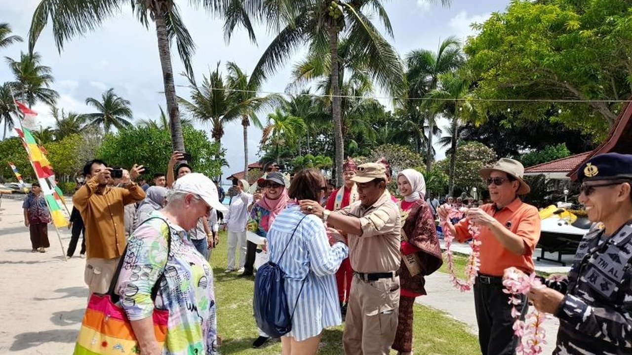 Ratusan turis Perancis dari kapal pesiar mewah Paul Gauguin Cruise terpesona oleh keindahan Pantai Parai Bangka, memberikan dampak positif bagi pariwisata dan ekonomi lokal.