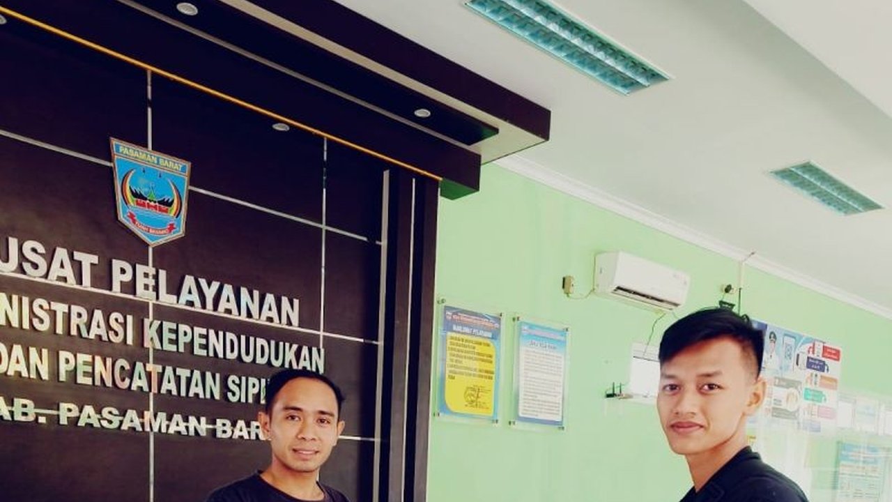 Disdukcapil Pasaman Barat berikan pelayanan administrasi kependudukan selama libur Lebaran, termasuk perekaman KTP elektronik dan aktivasi IKD, demi memberikan pelayanan prima kepada masyarakat.