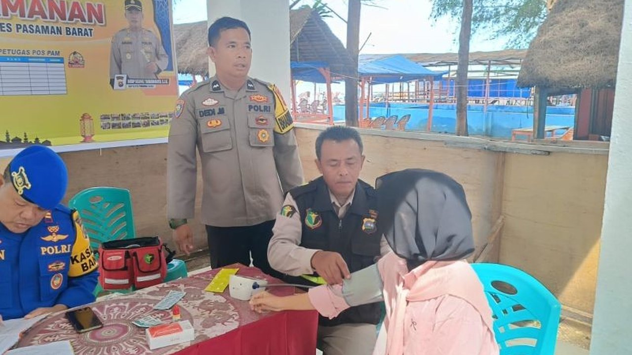 Kepolisian Resor Pasaman Barat memberikan pelayanan kesehatan gratis berupa pengecekan kesehatan dan vitamin bagi wisatawan yang berlibur di Pantai Sasak selama libur Idul Fitri 1446 H.