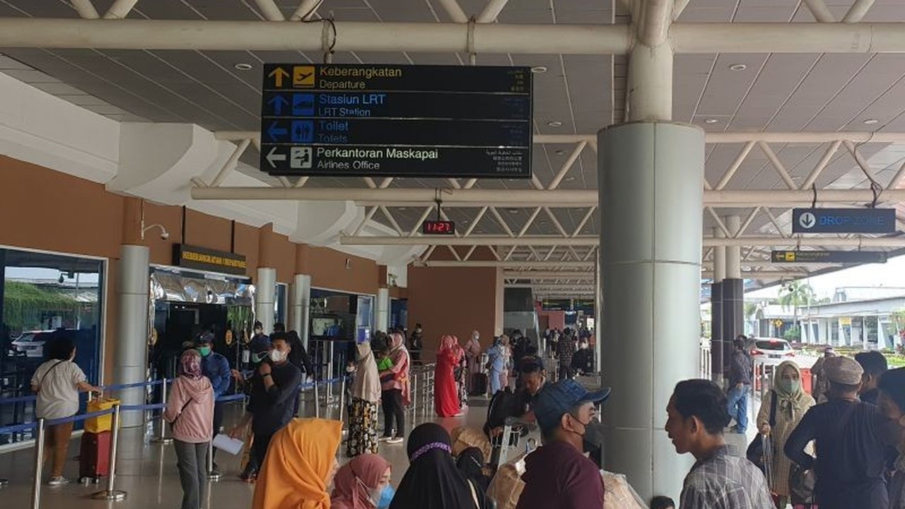 Bandara Sultan Mahmud Badaruddin II Palembang dipenuhi penumpang arus balik Lebaran 2025, terutama tujuan Jakarta, dengan pihak bandara berupaya memberikan pelayanan terbaik.