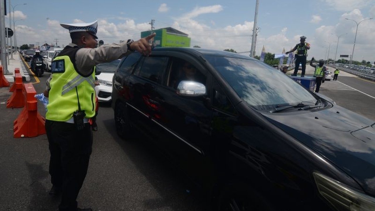 Jelang arus balik Lebaran 2025, pastikan mobil Anda dilengkapi perlengkapan darurat seperti P3K, segitiga pengaman, dongkrak, senter, dan perkakas lainnya untuk perjalanan yang aman.