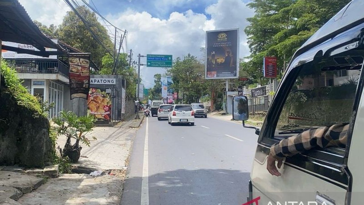 Pada H+2 Lebaran, jalur wisata Lembang di Bandung Barat mengalami kepadatan lalu lintas yang seimbang di kedua arah, dengan total 15.516 kendaraan melintas hingga siang hari.