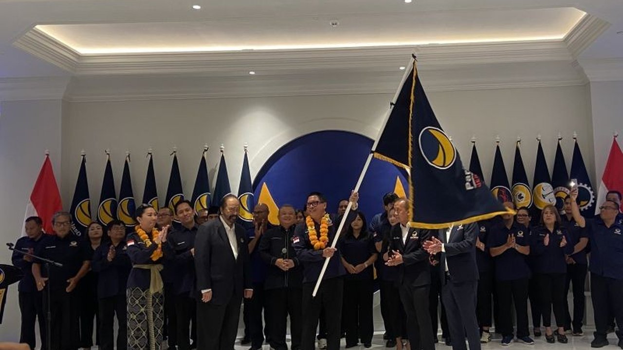 Surya Paloh secara resmi menyerahkan kepemimpinan DPW Partai NasDem Bali dari Julie Sutrisno Laiskodat kepada I Nengah Senantara, dengan harapan agar partai tersebut dapat lebih meningkatkan kinerjanya dan fokus pada kebutuhan masyarakat.