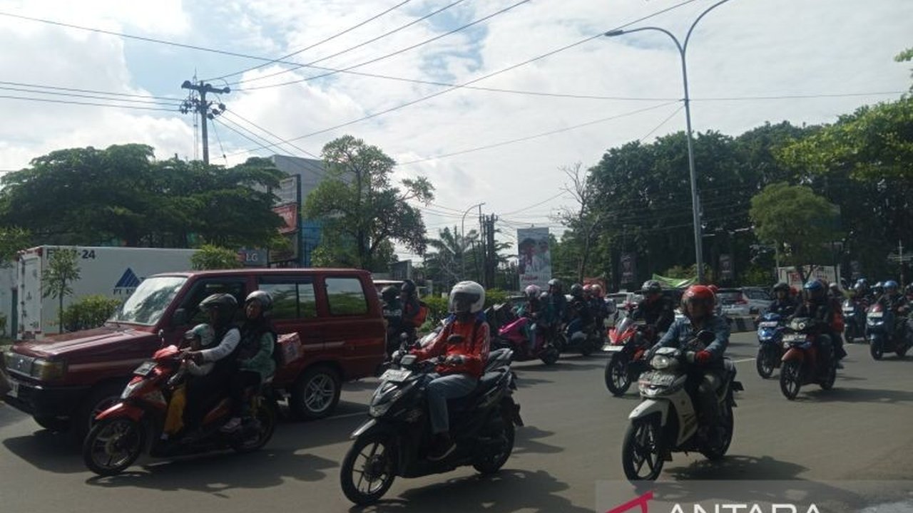 Polres Cirebon Kota terapkan rekayasa lalu lintas sistem buka tutup di jalur Pantura untuk mengurai kepadatan arus balik Lebaran yang meningkat signifikan.