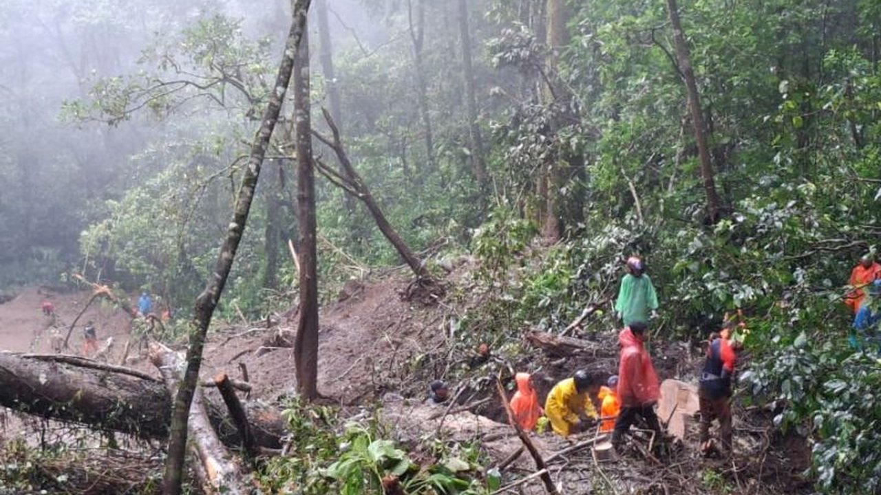 Longsor di Pacet-Cangar, Polisi Alihkan Arus Lalu Lintas Batu-Mojokerto