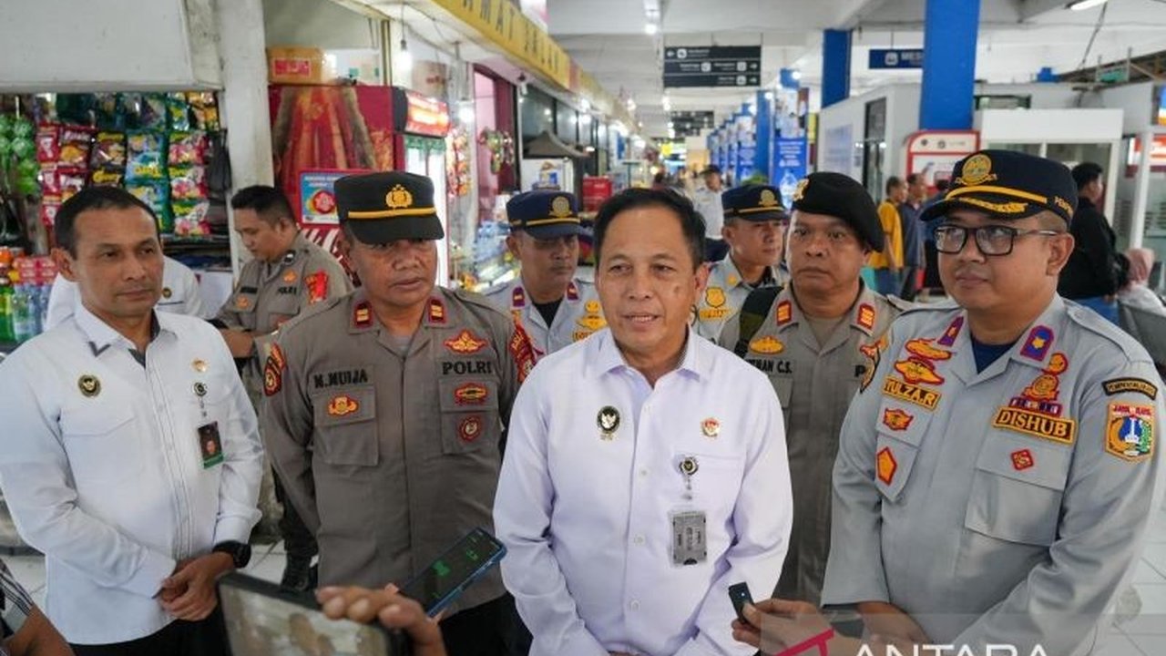 Kementerian Koordinator Bidang Politik dan Keamanan (Kemenko Polkam) memastikan keamanan dan layanan publik tetap optimal selama libur Idul Fitri 1446 H, meskipun ada beberapa kendala infrastruktur yang perlu ditingkatkan.