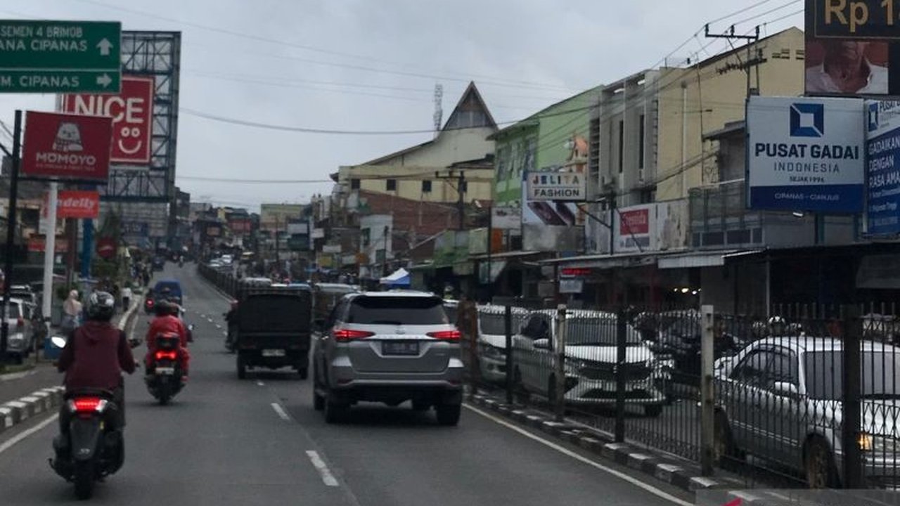 Ketiadaan angkot di jalur Puncak selama libur Lebaran 2025 berkat kebijakan Gubernur Jabar, berhasil menciptakan kelancaran lalu lintas dan mengurangi kemacetan parah yang sering terjadi.