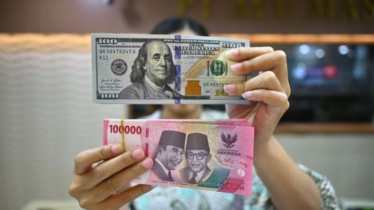 Nilai tukar rupiah menguat terhadap dolar AS pada Senin pagi, didorong oleh sentimen negatif yang masih membayangi perekonomian Amerika Serikat.