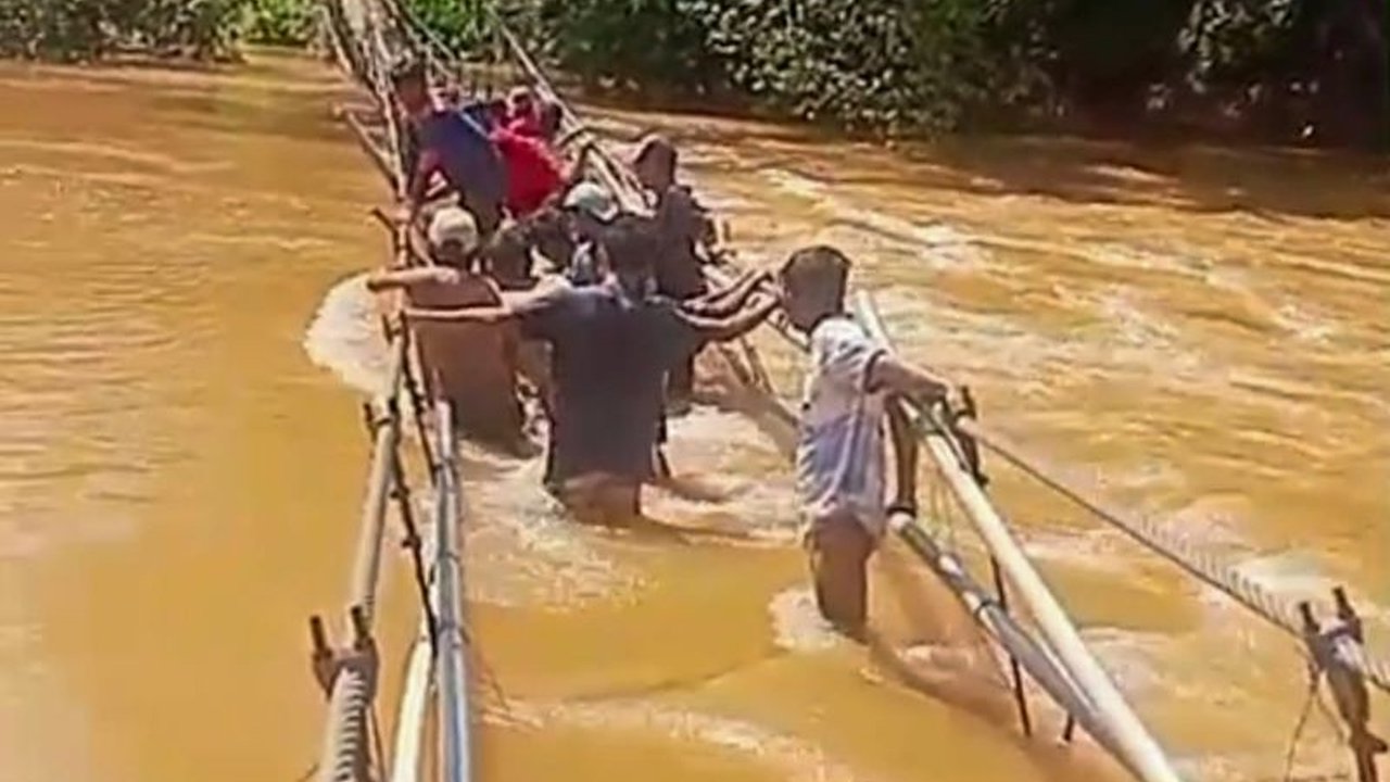 Banjir akibat luapan Sungai Lalindu di Konawe Utara, Sulawesi Tenggara, telah mengisolasi Desa Padalere Utama, memutus akses ratusan warga.