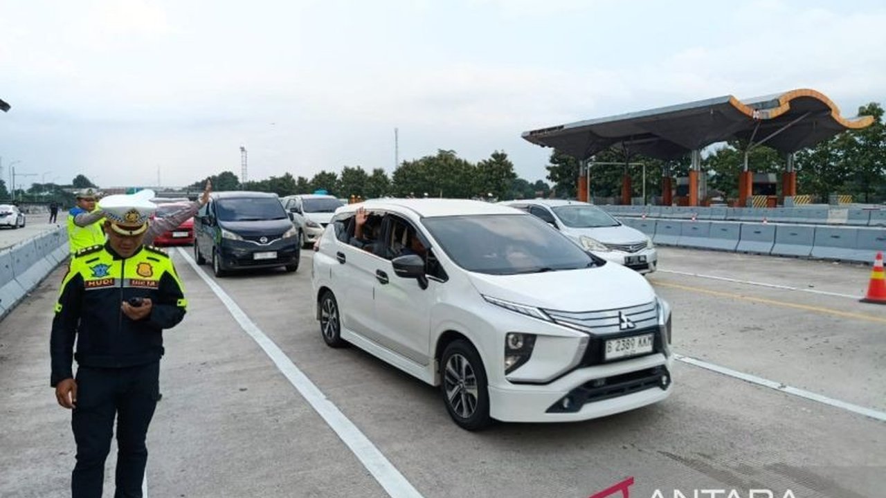 Kepolisian Cirebon memberlakukan sistem one way di Tol Cipali lebih awal dari jadwal, yakni pukul 16.30 WIB, untuk mengurai kepadatan arus balik Lebaran menuju Jakarta.