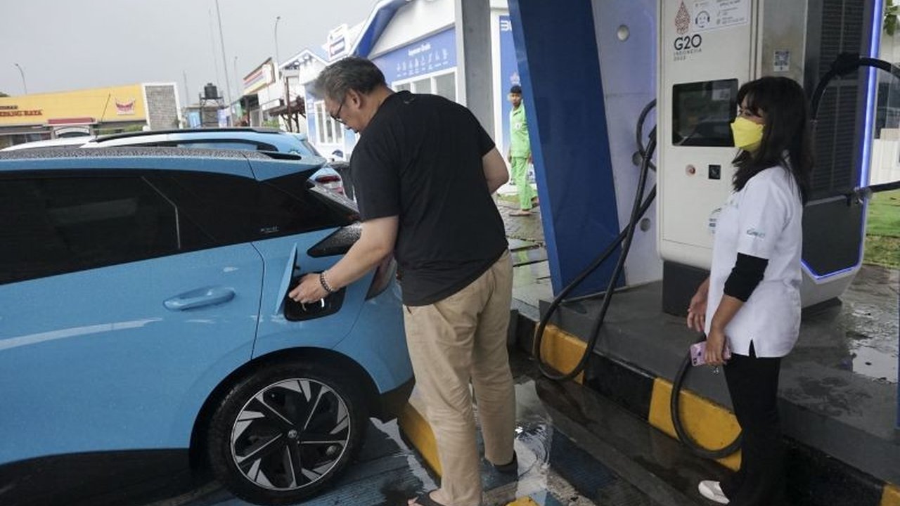 Perjalanan jauh dengan BEV membutuhkan persiapan matang; ketahui perlengkapan wajib seperti kabel charging portabel, adaptor, toolkit, dan perlengkapan darurat untuk perjalanan aman dan lancar.