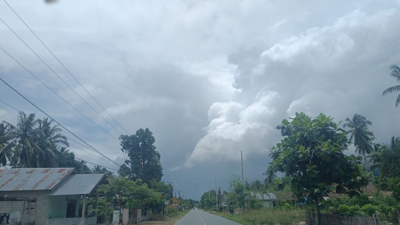 BMKG memperingatkan potensi hujan lebat disertai angin kencang di Sulawesi Utara hingga 5 April 2025; warga diimbau waspada dan pantau informasi cuaca.
