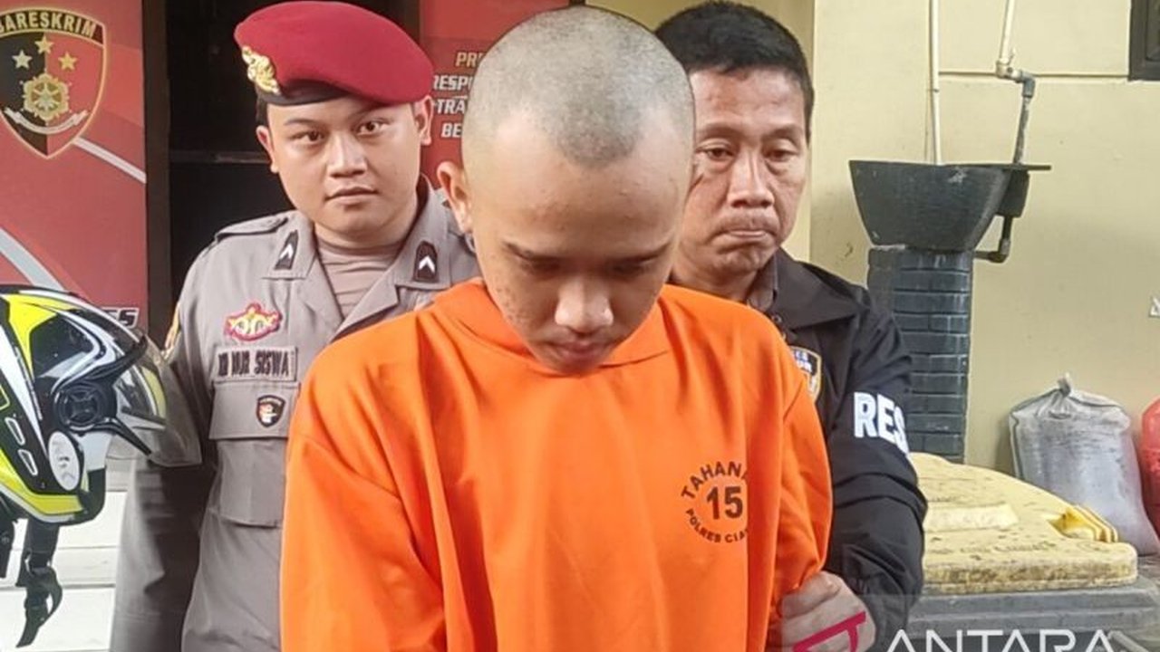 Iqbal Gandi Siregar (21) ditangkap polisi karena cemburu setelah membakar dua mobil di Cianjur; terancam hukuman penjara seumur hidup.