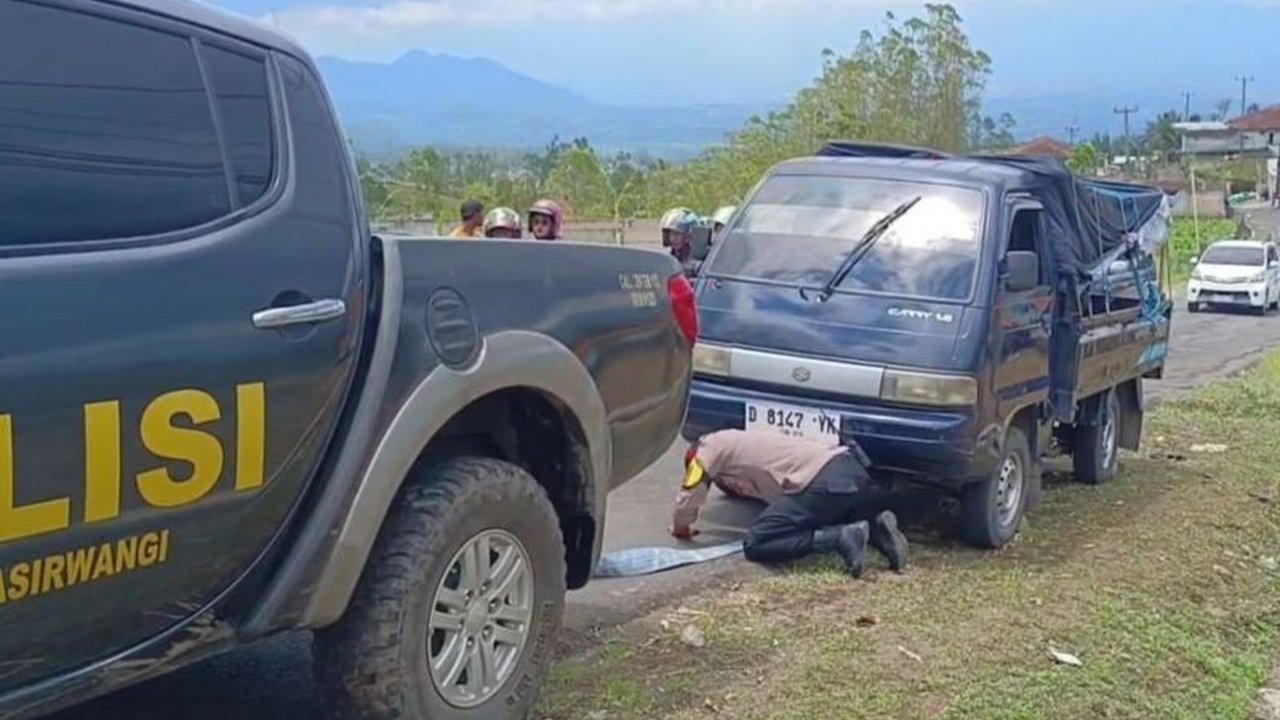 Kepolisian Resor Garut menyiagakan mobil derek untuk membantu kendaraan wisatawan yang mogok di tanjakan jalur wisata Darajat selama libur Lebaran 2025.