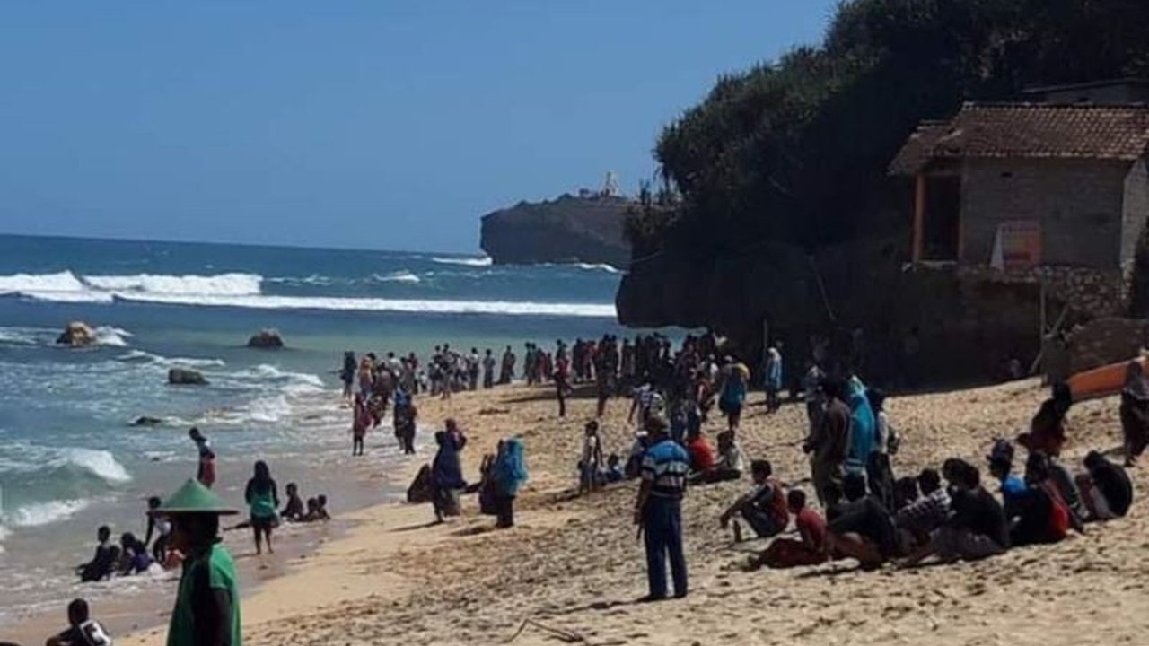 Libur Lebaran 2025 di Gunungkidul diramaikan oleh puluhan ribu wisatawan yang mengunjungi berbagai objek wisata, melampaui target awal Dinas Pariwisata.