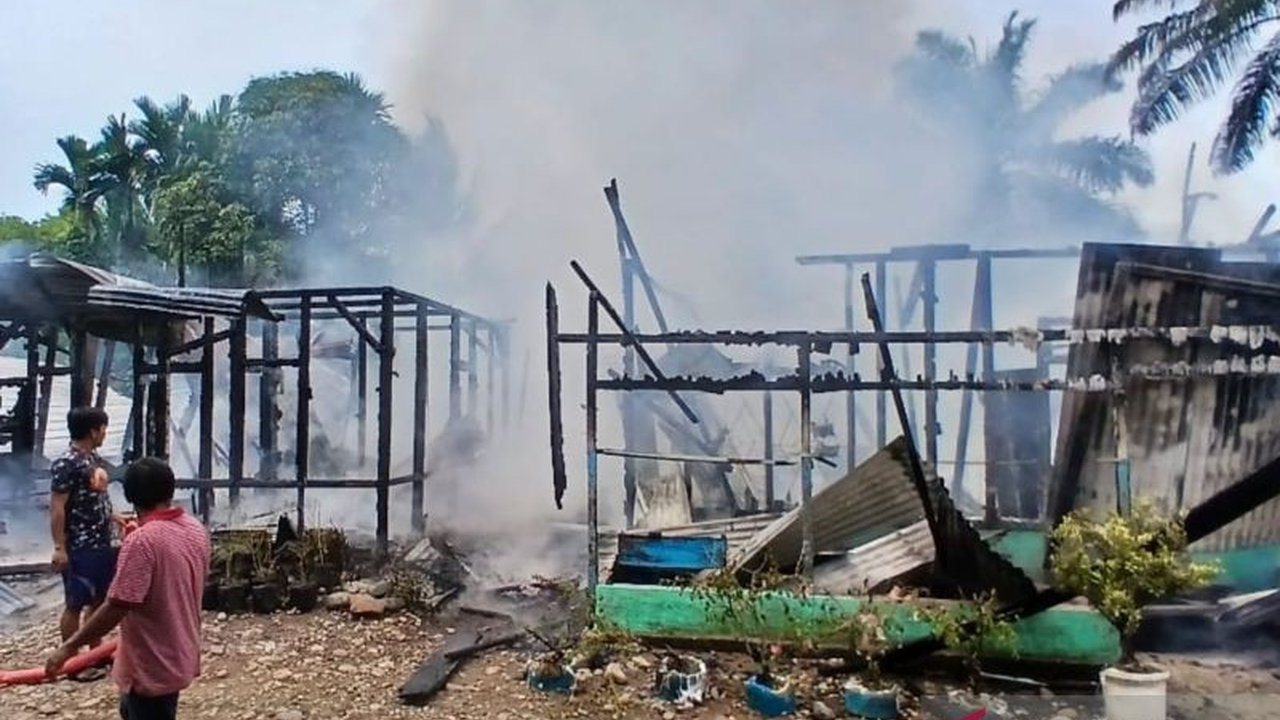 Tiga rumah kosong di Mukomuko, Bengkulu hangus terbakar diduga akibat korsleting listrik saat ditinggal pemiliknya selama libur Lebaran 2025, beruntung tidak ada korban jiwa.