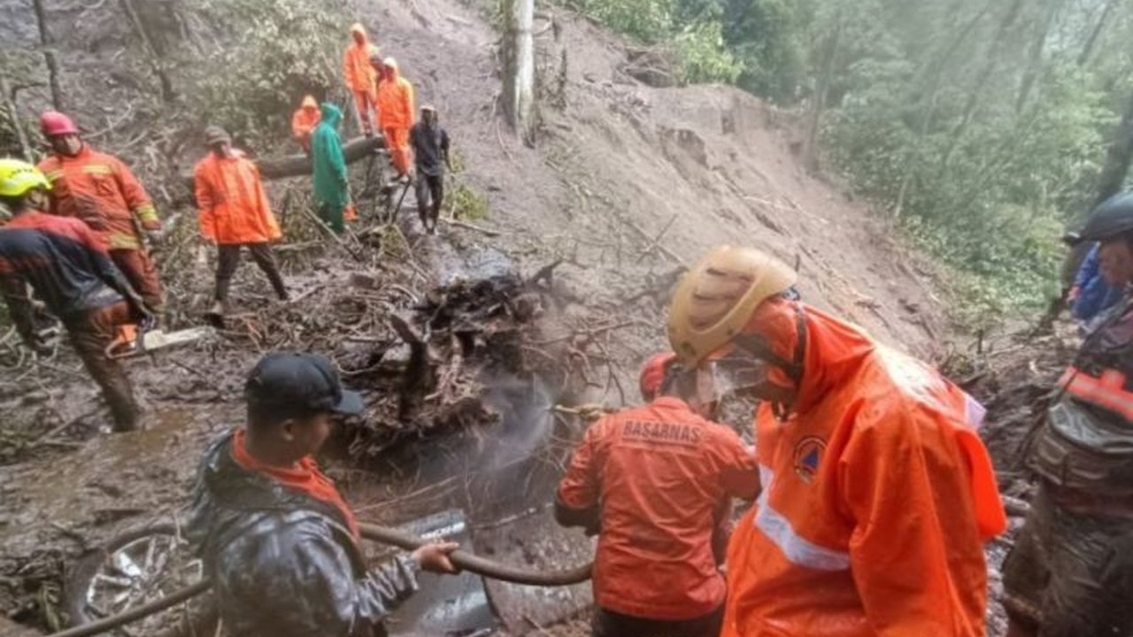 Tanah longsor di Jalan Sumber Brantas-Pacet, Mojokerto, menutup akses jalan dan menyebabkan dua kendaraan terdampak; BPBD Jatim dan Mojokerto tengah melakukan evakuasi dan pembersihan material longsor.
