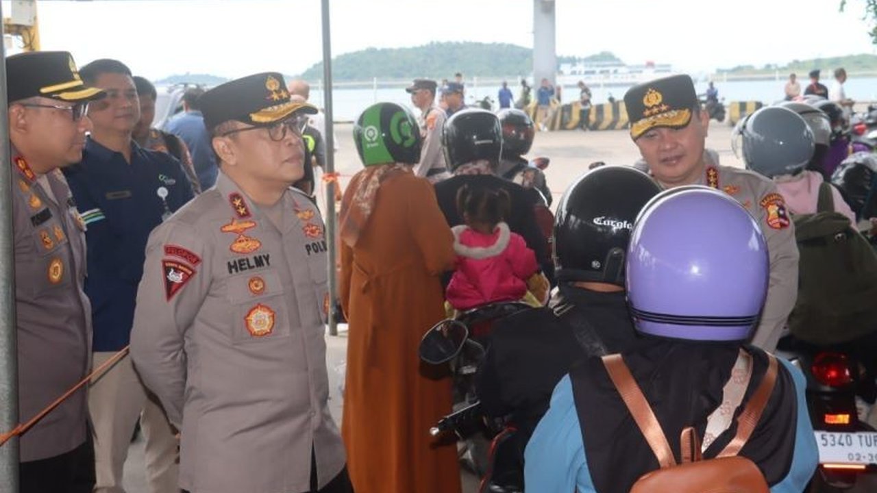 Peningkatan signifikan volume kendaraan di Jalan Tol Trans-Sumatera (JTTS) selama arus balik Lebaran 2025 diperkirakan masih akan berlangsung hingga 3 hari ke depan, sehingga pihak kepolisian mengimbau pemudik untuk tetap berhati-hati.