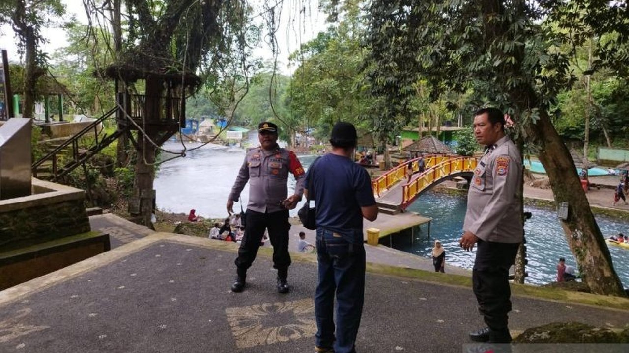 Polresta Mataram meningkatkan pengamanan di objek wisata Sesaot dan Suranadi, Lombok Barat, guna memberikan kenyamanan pengunjung selama libur Lebaran Idul Fitri 1446 Hijriah.