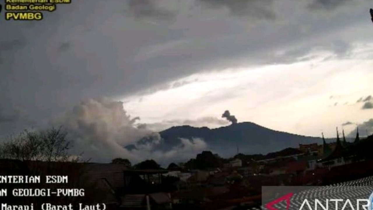 Gunung Marapi di Sumatera Barat kembali erupsi pada Kamis sore, menyemburkan abu vulkanik setinggi 400 meter ke arah timur; pihak berwenang mengimbau masyarakat untuk waspada.
