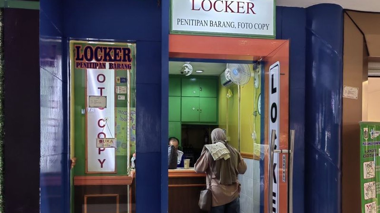 Jasa penitipan barang di Stasiun Gambir tetap ramai di H+3 Lebaran 2025, meningkat hingga 10 persen dibandingkan hari biasa, terutama untuk pemudik yang ingin jalan-jalan sebelum naik kereta.
