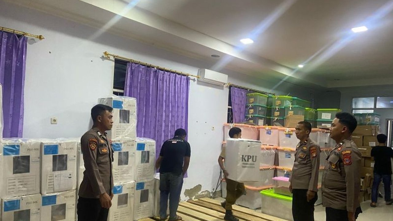 Pengamanan ketat oleh Polres Banggai terhadap distribusi logistik Pemungutan Suara Ulang (PSU) Pilkada 2024 di dua kecamatan, Simpang Raya dan Toili, guna memastikan kelancaran proses demokrasi.